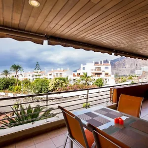 apartamentos-balcon-de-los-gigantes.tenerifehoteles.net/